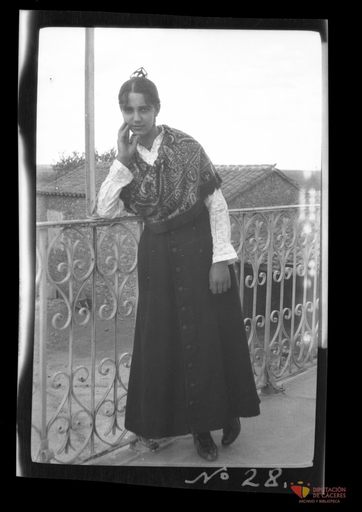 Joven con traje típico