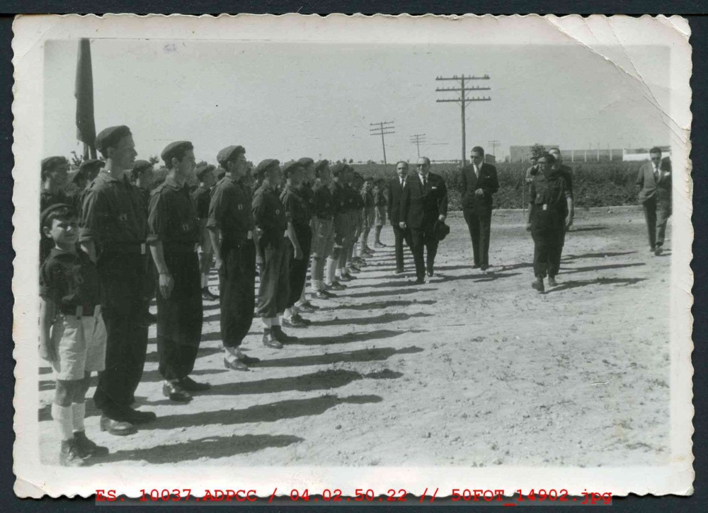 Jóvenes con el uniforme de Falange en formación