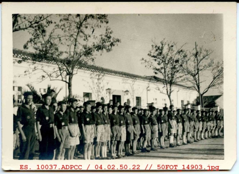 Jóvenes con el uniforme de Falange en formación