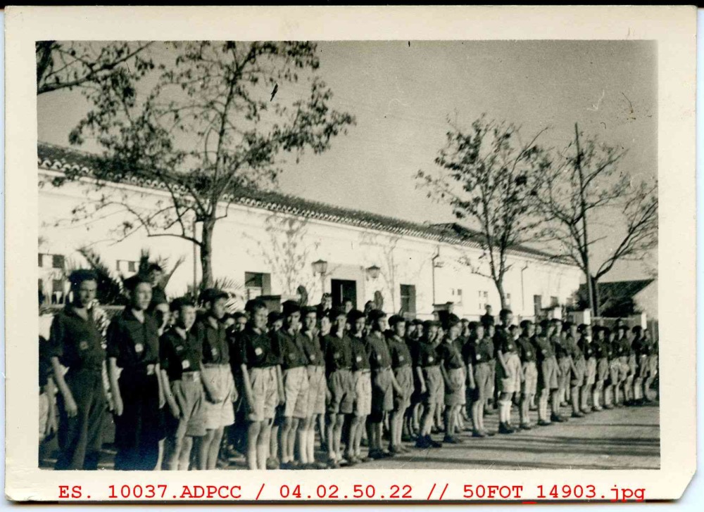 Jóvenes con el uniforme de Falange en formación