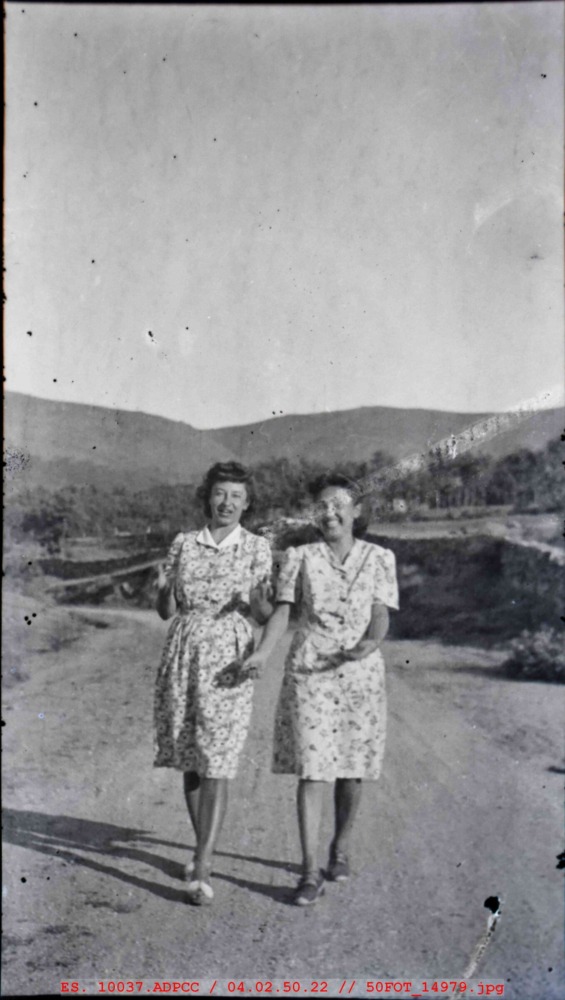 Jóvenes con vestidos de flores