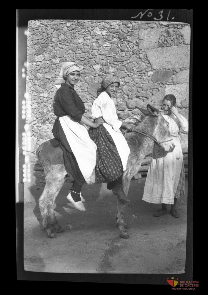 Jóvenes montando en burro