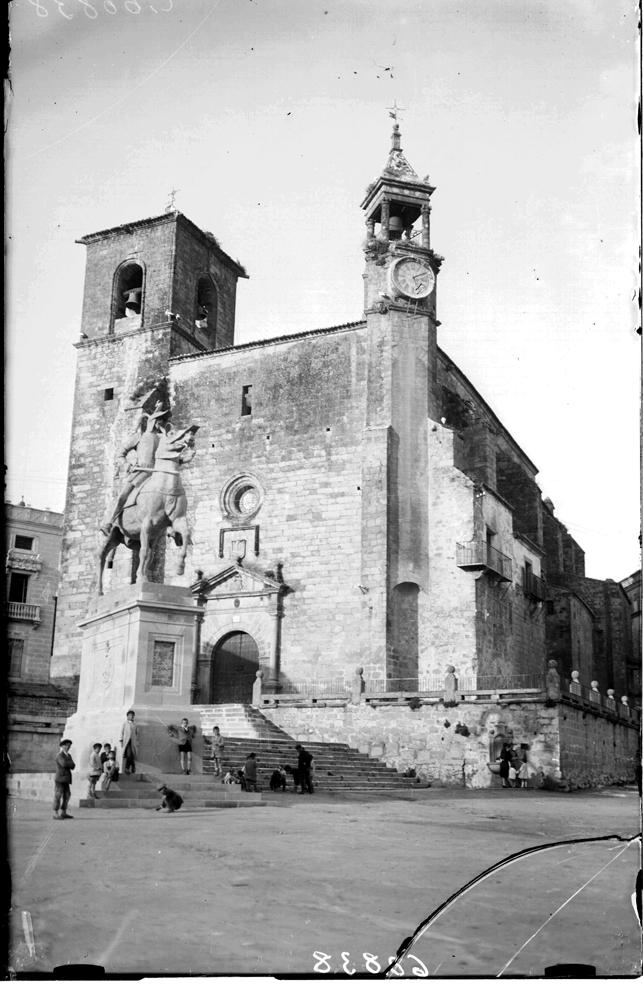 La iglesia y la estatua de Pizarro
