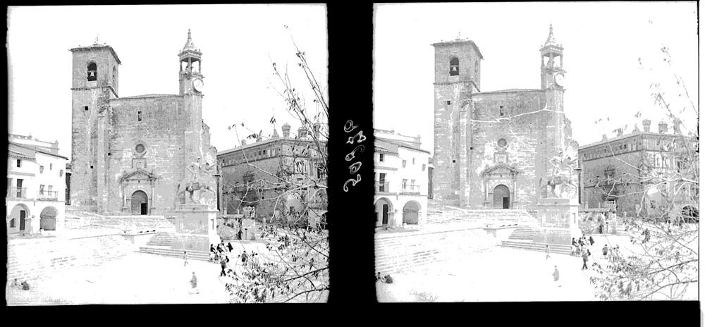 La plaza Mayor, la iglesia y la estatua de Pizarro