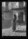 La pregonera dando un pregón en uno de sus puntos habituales · Ruth Matilda Anderson, 1928
