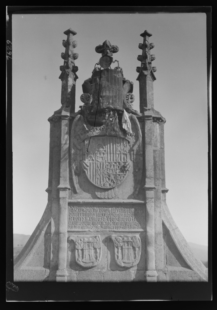 Lápida histórica con escudo de armas y hornacina