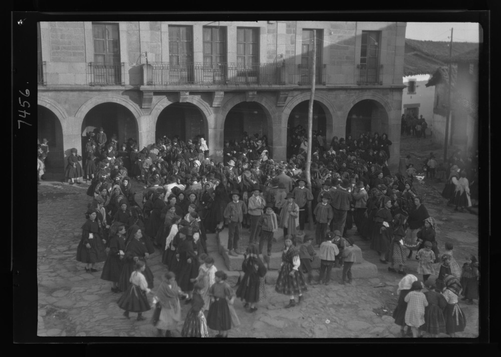 Las Candelas: baile en la plaza