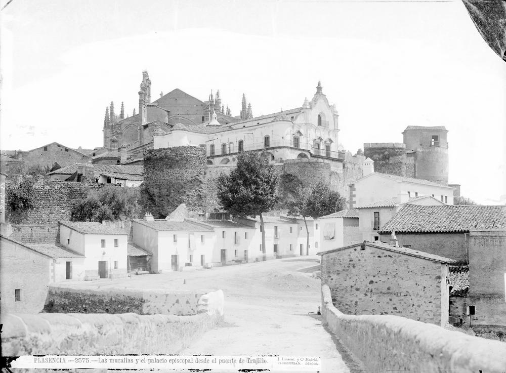 Las murallas y el Palacio Episcopal
