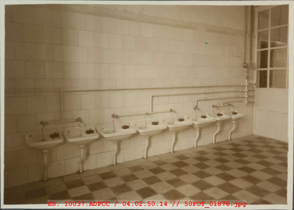 Lavabos de mayores en la Casa Cuna del Hospital Provincial