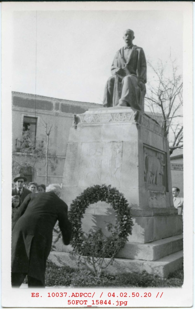 León Leal en ante la estatua de Gabriel y Galán