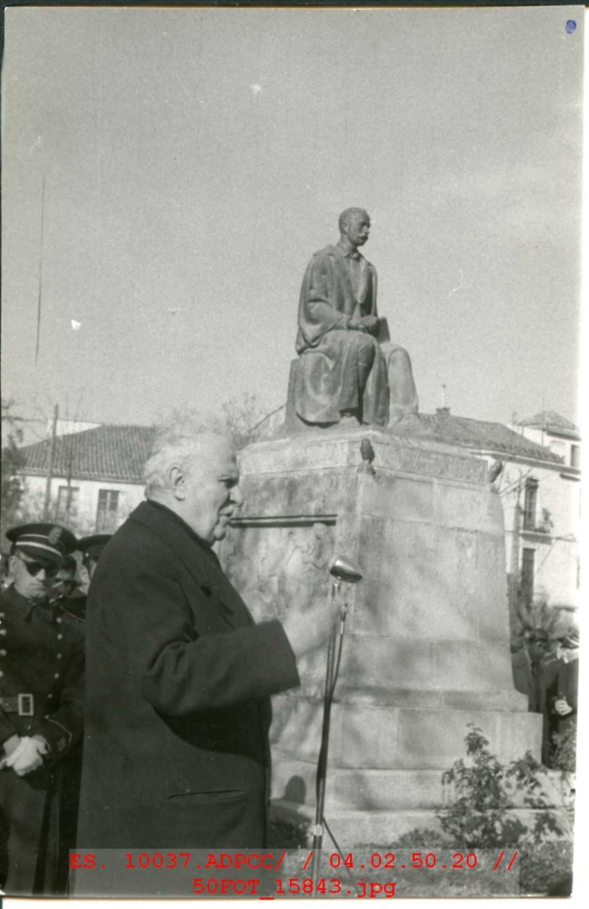 León Leal en el discurso ante la estatua de Gabriel y Galán