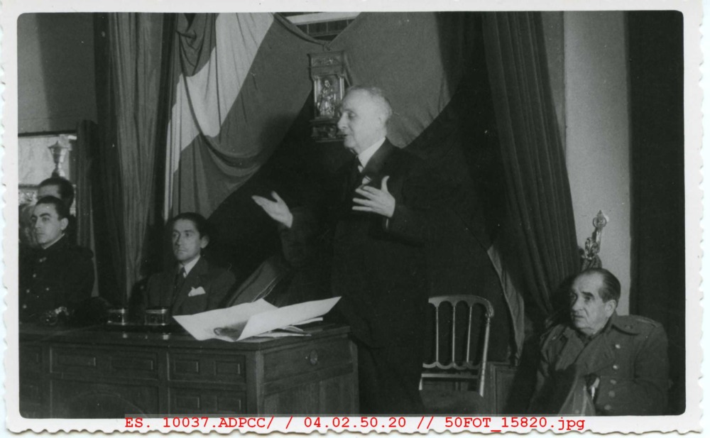 León Leal en un momento del discurso por la imposición