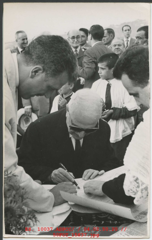 León Leal firmando