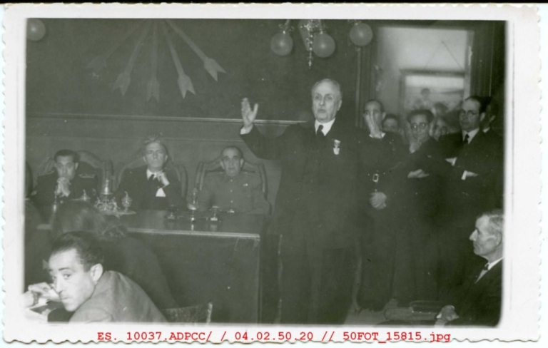 León Leal Ramos hablando en el acto de imposición