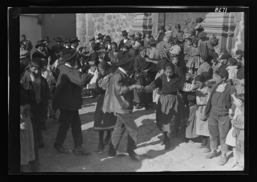 Los novios y sus amigos bailando la jota en la terraza