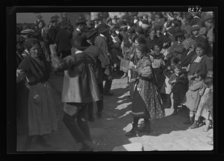Los novios y sus amigos bailando la jota en la terraza