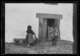 Madre peinando a su hija en la calle · Ruth Matilda Anderson, 1928