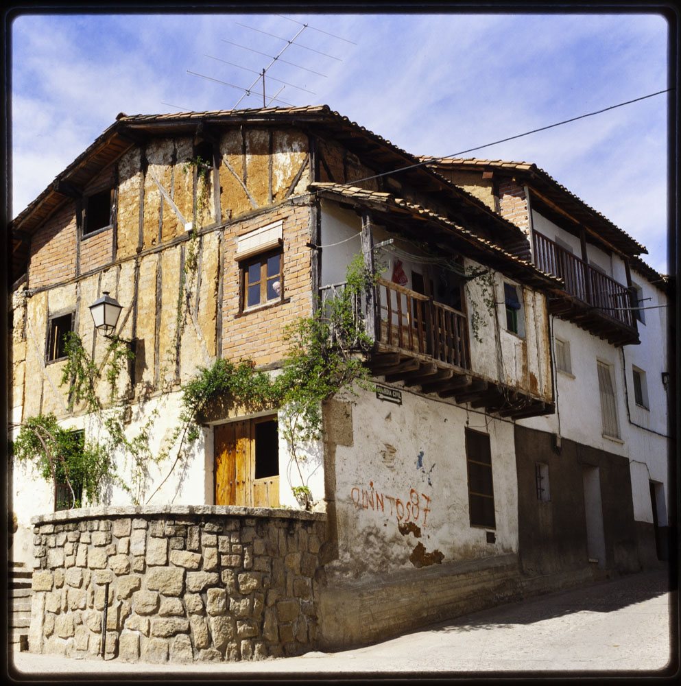 Madrigal de la Vera. Casas con solanas