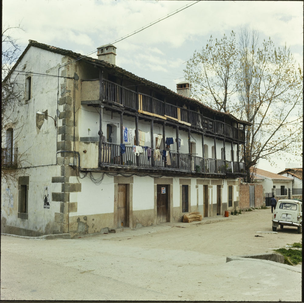 Madrigal de la Vera. Construcción con solanas de madera