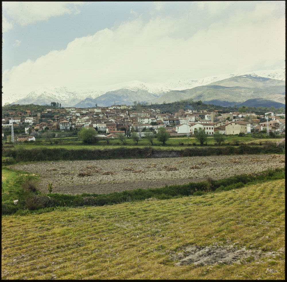 Madrigal de la Vera. Vista general con la sierra de Gredos
