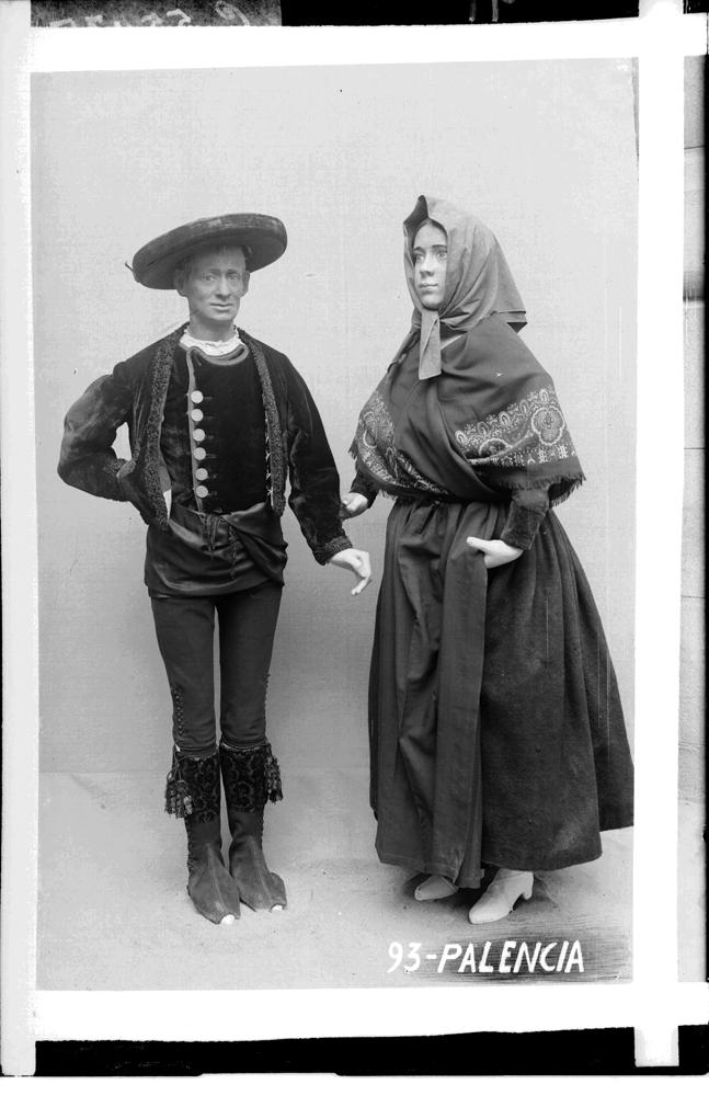 Maniquíes con traje de Palencia o Cáceres