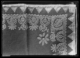 Manta de lana roja tejida en casa con cenefas aplicadas · Ruth Matilda Anderson, 1928