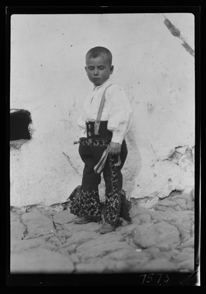 Manuel: niño con traje de carnaval