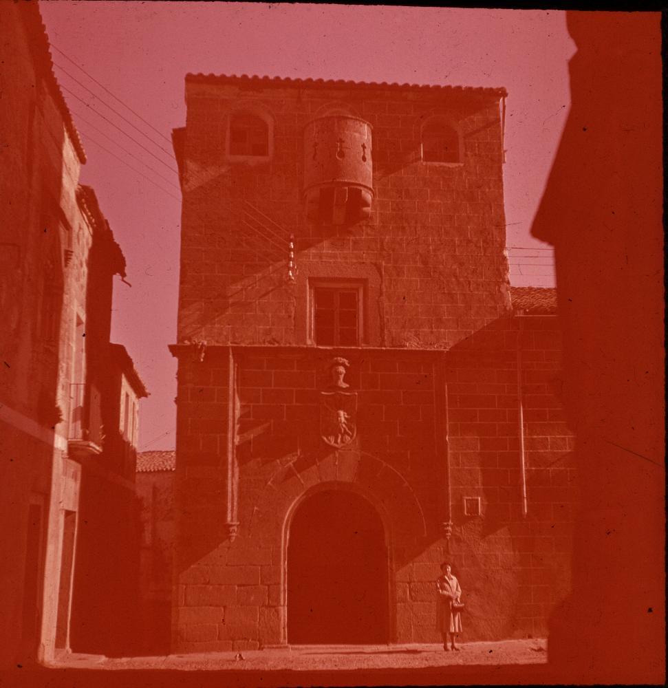 Marisa Bonet (esposa de Villena) posa delante de una torre