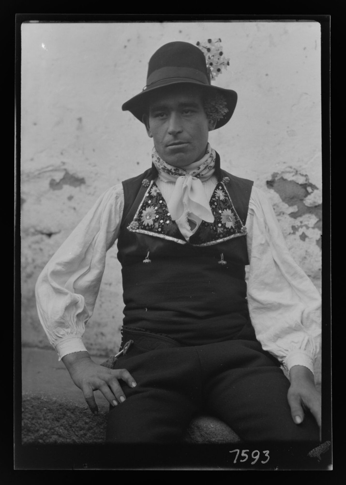 Maximiliano: hombre con traje de carnaval