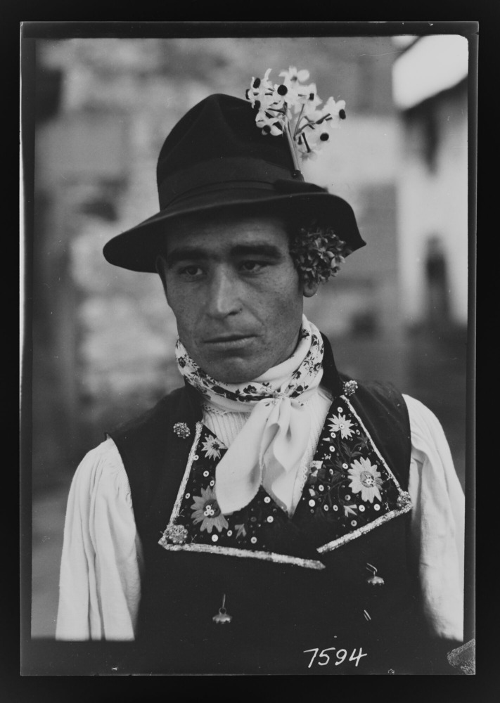 Maximiliano: hombre con traje de carnaval