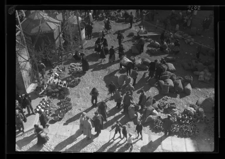 Mercado en la plaza de la Reina Victoria