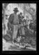Mercado en la plaza. Felipe Iglesias, vecino de Montehermoso, vendiendo cencerros · Ruth Matilda Anderson, 1928