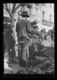 Mercado en la plaza. Felipe Iglesias, vecino de Montehermoso, vendiendo cencerros. De espaldas · Ruth Matilda Anderson, 1928