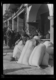 Mercado en la plaza. Montones de sacos de cebada con las iniciales B.R. · Ruth Matilda Anderson, 1928