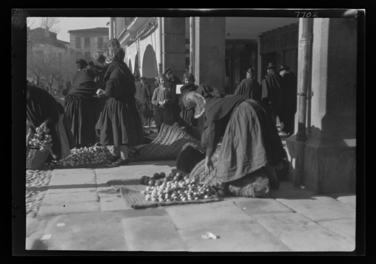 Mujer de Montehermoso vendiendo ajos y naranjas