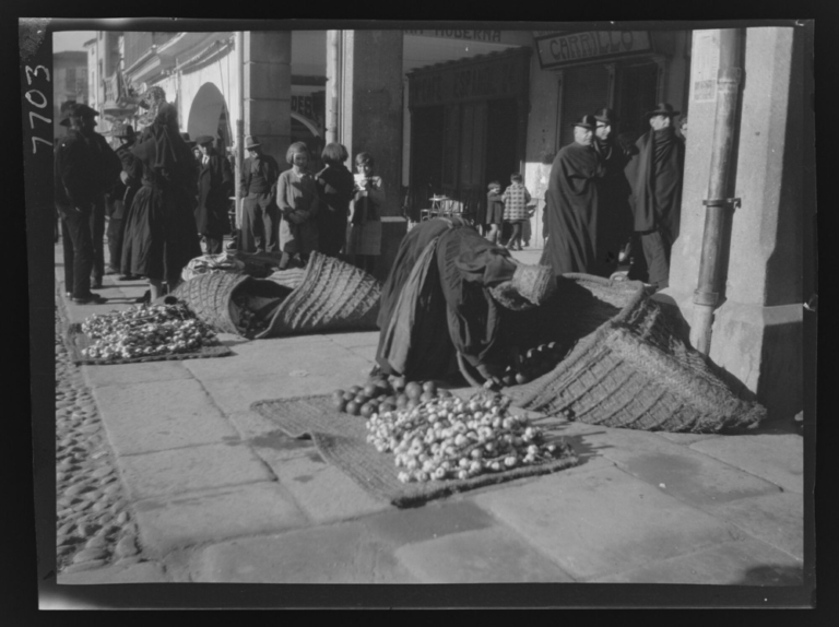 Mujer de Montehermoso vendiendo ajos y naranjas