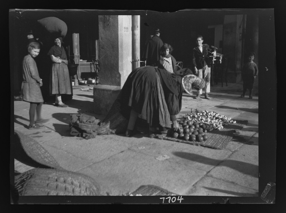 Mujer de Montehermoso vendiendo ajos y naranjas