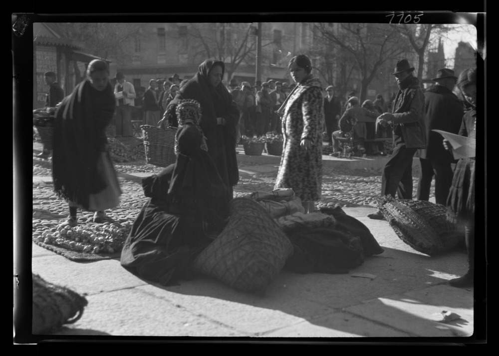 Mujer de Montehermoso vendiendo ajos y naranjas