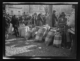 Mercado en la plaza. Sacos de grano junto a la acera · Ruth Matilda Anderson, 1928