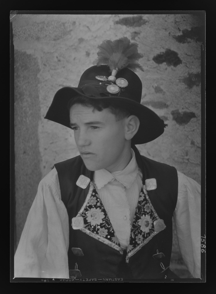 Miguel con traje de carnaval: detalle del sombrero