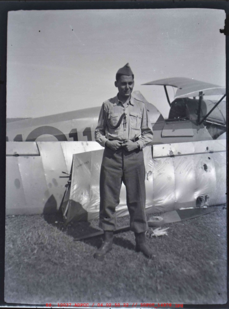 Militar delante de una avioneta