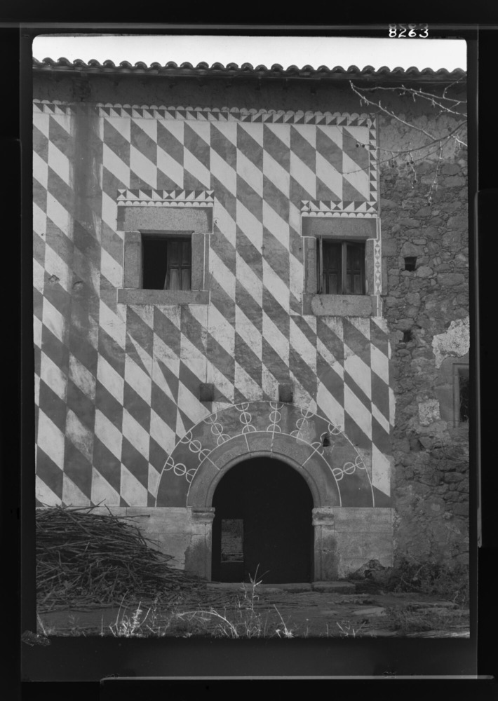 Monasterio: dos ventanas y una puerta en arco