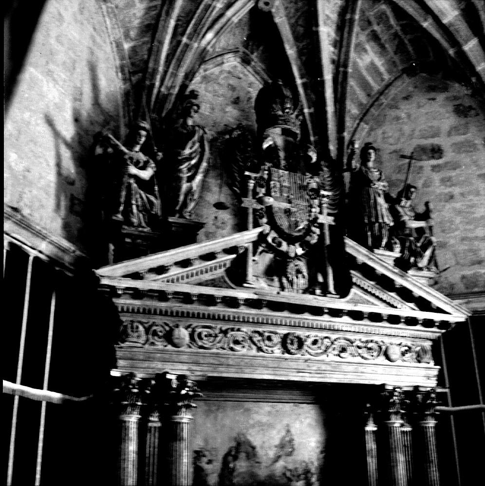 Monasterio Frontón superior del altar