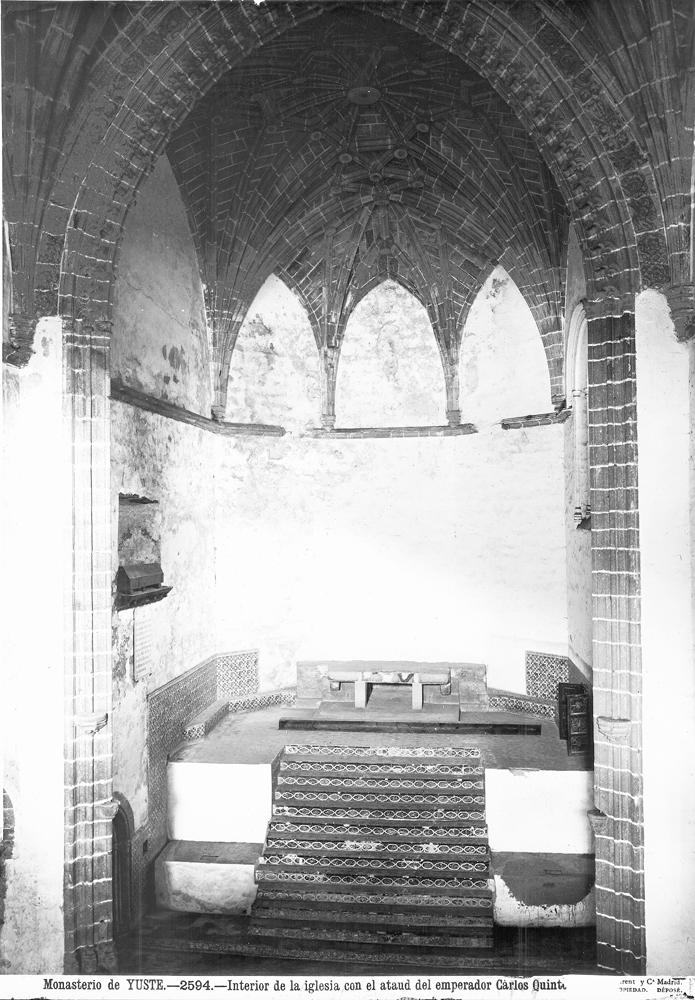 Monasterio. Iglesia, con el ataúd de Carlos V