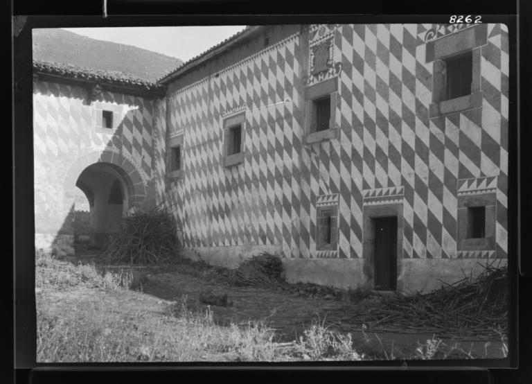 Monasterio: muros estucados en blanco y marrón