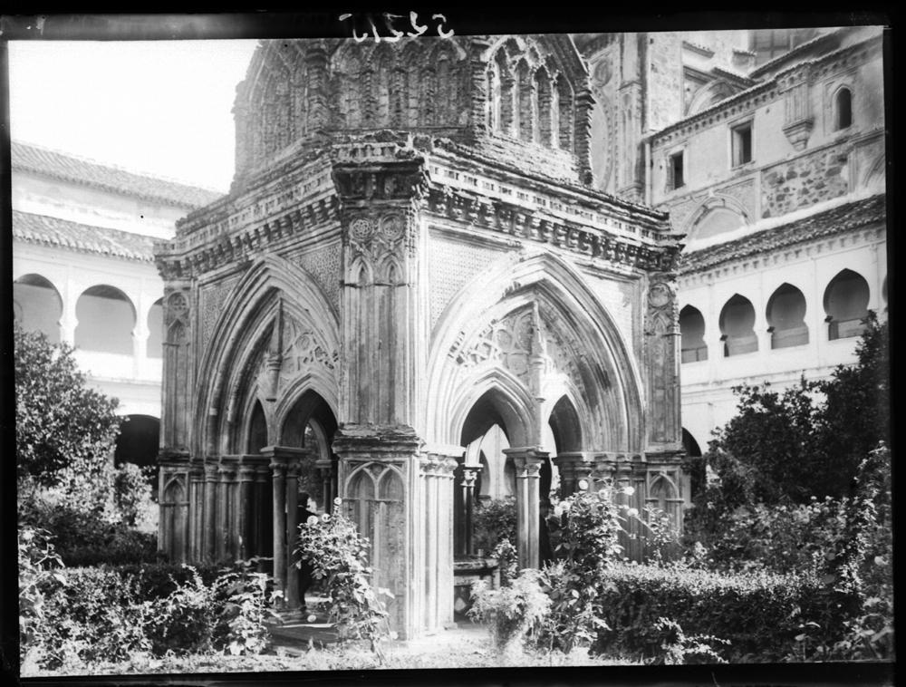 Monasterio. Patio. Templete