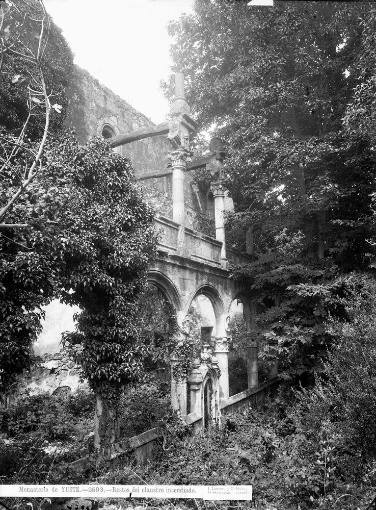 Monasterio. Restos del claustro incendiado