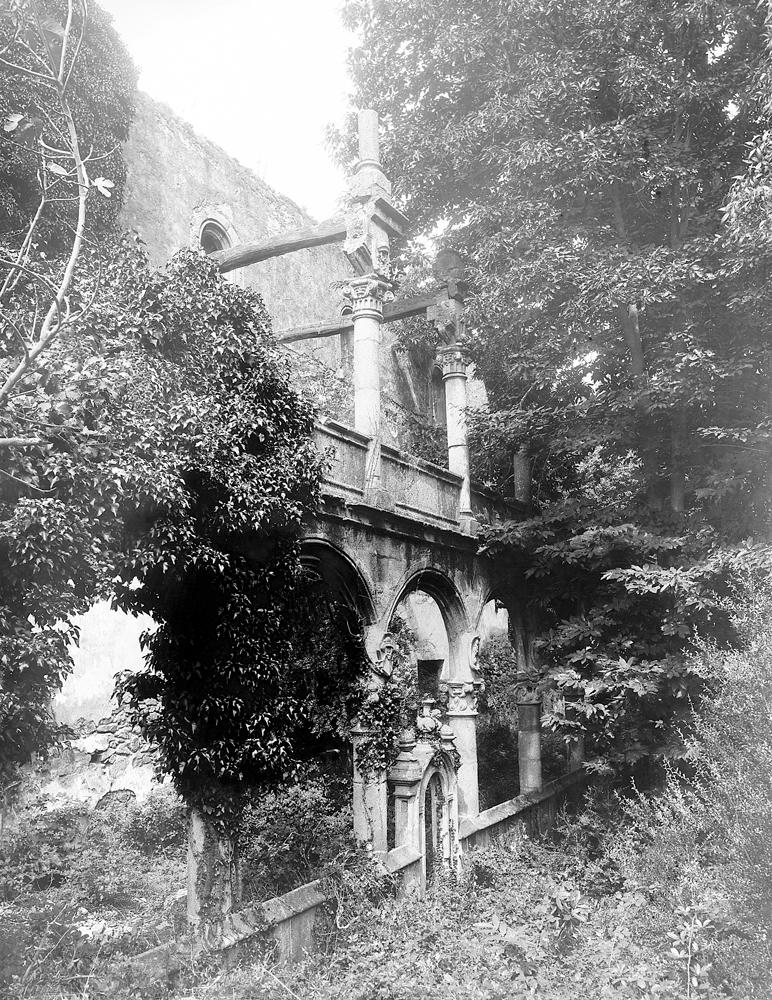 Monasterio. Restos del claustro incendiado