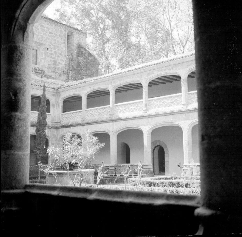 Monasterio Vista del claustro gótico, con ventanas