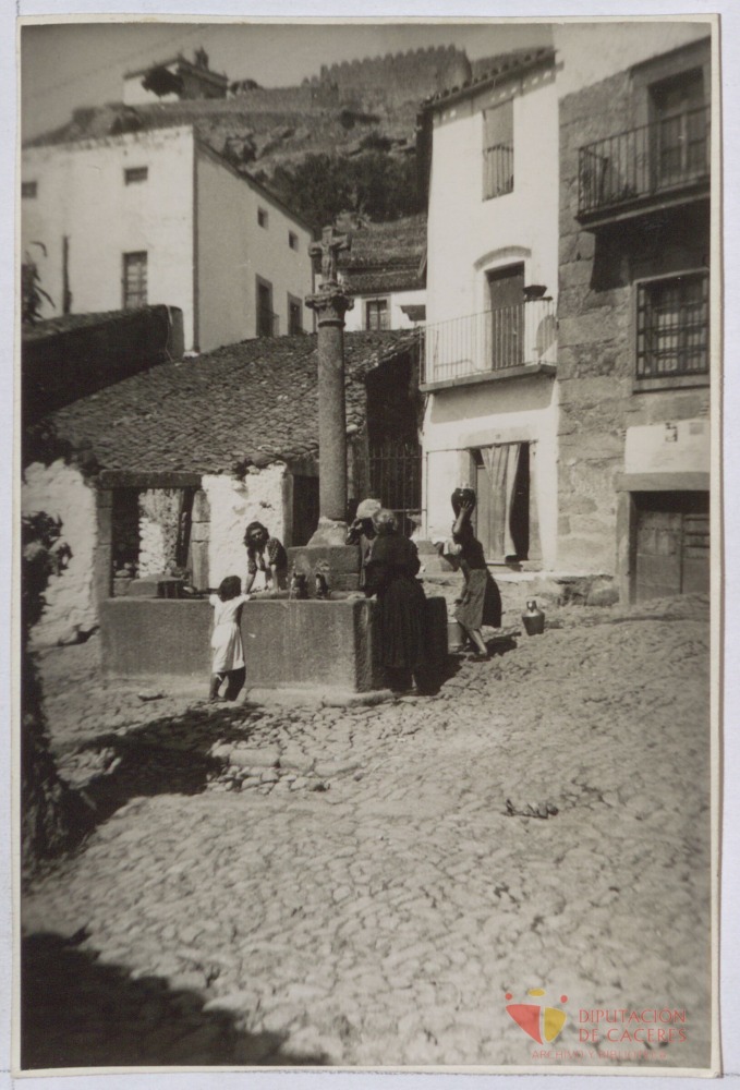 Montánchez: Fuente, crucero, ermita y castillo